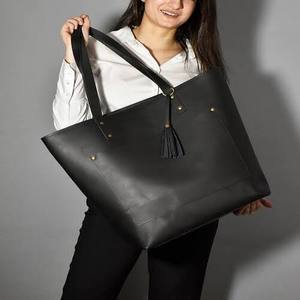 Sac à main classique en similicuir pour femme avec décoration en pompon, fermeture éclair sécurisée, intérieur spacieux, poignée durable, sac élégant - Product Image 3