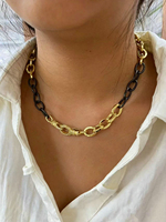 Collier à maillons épais bicolore or et noir avec fermoir pavé de zirconiums cubiques, style trombone