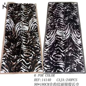 Sciarpa Lunga in Broccato con Stampa Leopardata 90x180cm Accessorio di Moda - Product Image 3