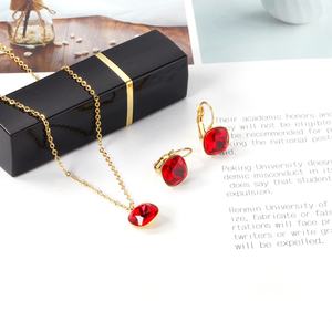 Ensemble de bijoux populaire et magnifique en acier inoxydable plaqué or rubis, collier et boucles d'oreilles pour femmes - Product Image 1