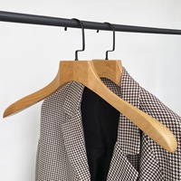 Cintres en bois personnalisés avec logo, cintres à épaules larges en bois de hêtre pour costumes et vestes
