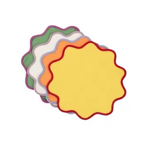 Sets de table et serviettes rectangulaires brodées à la main avec bord ondulé et bord festonné, 100% lin, écologiques et biologiques pour mariage - Product Image 1