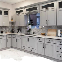 Armoires de cuisine BALOM style farmhouse moderne, gris clair, avec crédence en marbre blanc et quincaillerie noir mat