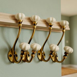 Ganchos Clásicos para Colgar en la Pared con Perillas de Cerámica, Acabado Dorado, Diseño Metálico Resistente para Almacenamiento de Ropa - Product Image 6