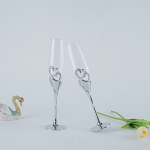 Venta al por mayor de copas de champán de fondo plano de marca perla y metal con forma de corazón romántico de boda - Product Image 1