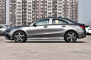 Mercedes Benz <span class=keywords><strong>Clase</strong></span> <span class=keywords><strong>A</strong></span> 2022 A180 L Sport Sedán <span class=keywords><strong>de</strong></span> <span class=keywords><strong>Segunda</strong></span> <span class=keywords><strong>Mano</strong></span>, Volante <span class=keywords><strong>a</strong></span> la Izquierda, Vehículo <span class=keywords><strong>de</strong></span> Gasolina en Buenas Condiciones para Exportación - Product Image 4