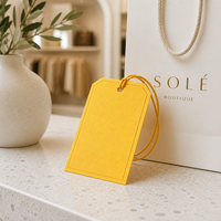 Étiquette suspendue jaune personnalisée avec cadre de bordure gaufré et cordon assorti pour boîte cadeau et emballage de magasin de détail