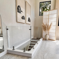 Balustrade de terrasse de villa moderne en verre trempé avec système de main courante en acier inoxydable pour balcon extérieur