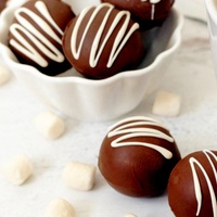 Bombes au chocolat chaud avec mini guimauves chocolat au lait doux et noir avec motif de boule cadeau de saison des vacances solide