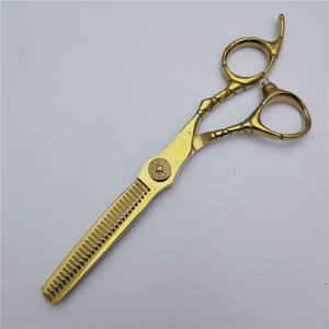 กรรไกรตัดผมเคลือบทอง 6 นิ้ว กรรไกรตัดผมแบบแบน กรรไกรซอยผม สแตนเลส ใบมีดคม ด้ามยาว สำหรับมืออาชีพ - Product Image 5