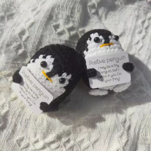 Nouvelle poupée pingouin mignonne, faite à la main au crochet, carte d'énergie positive, tricot en laine, peluche émotionnelle, porte-clés en laine, tissage frontal - Product Image 3