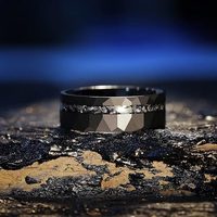 Ouyuan vente en gros 8mm carbure de tungstène météorite anneaux pour hommes noir alliance brossé martelé promesse anneaux confort ajustement