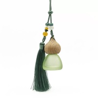 Nouveau design – Diffuseur de voiture suspendu 8 ml en verre coloré avec bouchon en bois pour huiles essentielles et parfums, avec pompon – Multicolore