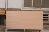 Panneau de contreplaqué plaqué de qualité meuble, chêne blanc, surface lisse poncée, panneau décoratif fabriqué au Vietnam