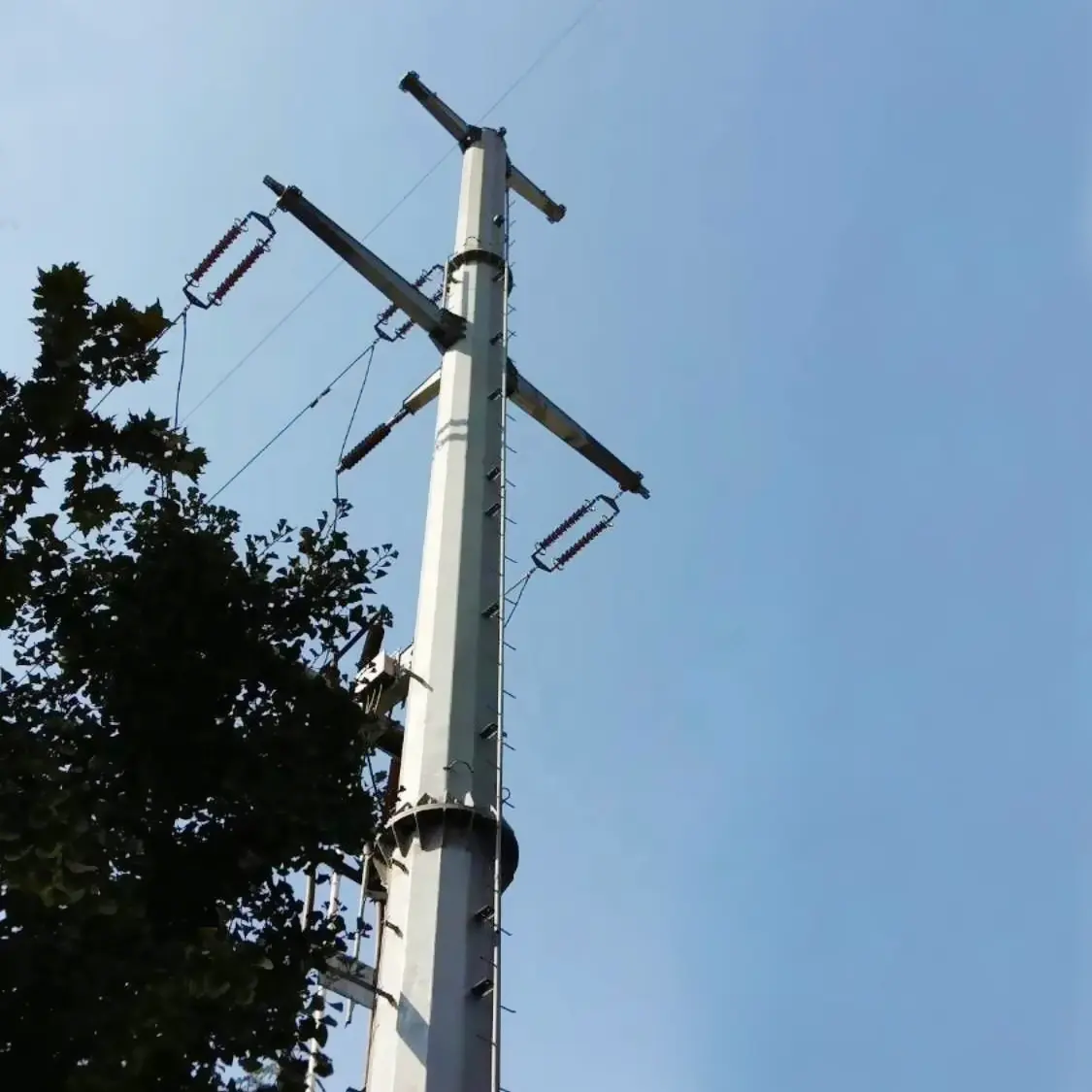 Finemente lavorati 10kv-220kv ad alta tensione zincato tubo di energia elettrica pole torre è ac torri di trasmissione di potenza