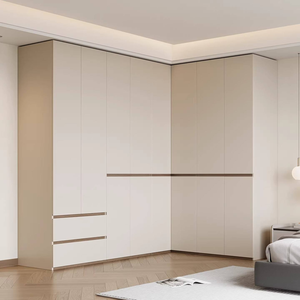 Armoire d'angle autoportante personnalisable pour la chambre à coucher avec portes en panneaux mats de couleur claire et quincaillerie de haute qualité - Product Image 1