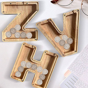 Hucha de madera con forma de letra y estante extraíble para regalo personal - Product Image 4