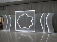 Décor de scène de mariage moderne de luxe avec écran incurvé en forme de nuage irrégulier blanc, éclairage LED, pour réception de mariage, fête d'anniversaire