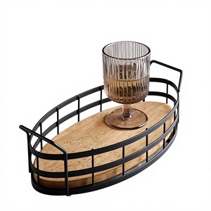Table basse rustique vintage en bois de style ferme moderne avec plateau décoratif ovale en bois et cadre métallique avec poignées - Product Image 1