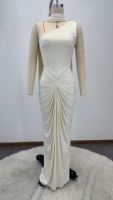 Robe de soirée sirène moulante drapée asymétrique à épaule unique avec foulard et fronces sur le devant, couleur crème, collection été 2026 pour femme