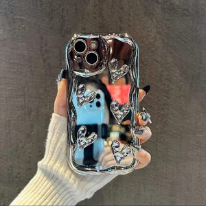 Funda de Teléfono Plateada de Lujo con Efecto Espejo y Diseño de Corazón con Ondas de <span class=keywords><strong>Agua</strong></span> <span class=keywords><strong>para</strong></span> <span class=keywords><strong>iPhone</strong></span> 16 15 14 13 12 Pro Max con Borde Ondulado - Product Image 1