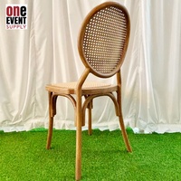 Chaise d'extérieur commerciale One Event Supply, design dossier rond en cannage, en PP imitation bois