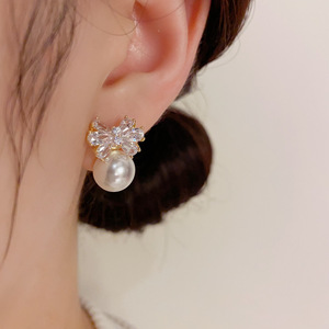 Boucles d'oreilles en cuivre finition or 14 carats, nœud, zircon cubique, perle simulée, fournisseur en gros - Product Image 4