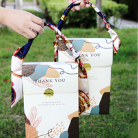 Sac cadeau en papier kraft personnalisé de luxe avec logo CMYK, emballage de qualité supérieure recyclable avec poignée en ruban pour bijoux et cosmétiques