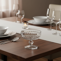 Bol de service à pied en cristal facetté de 300 ml, motif taillé en diamant, tige perlée. Verre sodocalcique de style bohème, sans danger pour les aliments. pour