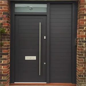 大邸宅の入り口にある半楕円形のガラス製木製ドア