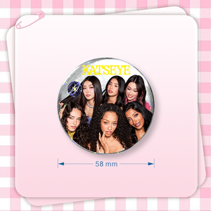 Insignia de Doble Flash de 58 mm KATSEYE/SOPHIA/LARA/YOONCHAE/MEGAN/<span class=keywords><strong>DANIELA</strong></span>/MANON con Diseño Brillante y Holográfico para Decoración de Mochilas - Product Image 2