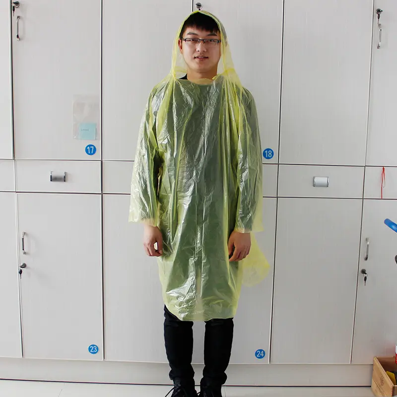 סיטונאי מחיר שקוף פלסטיק חד פעמי מעיל גשם עם צבע תיק אריזה