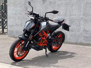 Motocicleta KTM1 <span class=keywords><strong>Duke</strong></span> 390 de 390cc, monocilíndrica, refrigerada por líquido, con inyección electrónica de combustible, ligera, ágil, de alta gama, a gasolina. - Product Image 4