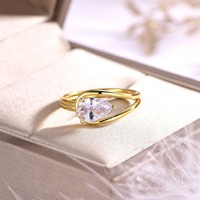 Bague en argent sterling 925 plaqué rhodium 0,1 μm sur mesure, vente en gros, avec moissanite taille poire 6x9mm et bande croisée pour femme