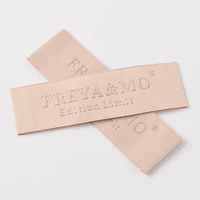 Étiquettes en tissu personnalisées d'usine, étiquettes de col de vêtement haute densité, étiquettes tissées de luxe en satin et damassé pour vêtements