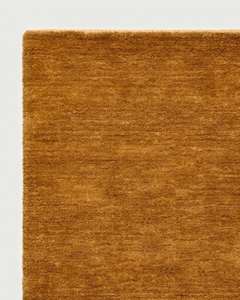 Tapis en laine tufté main personnalisé or et vert, peluche douce, poils coupés 15 mm, tapis moderne fait main de designer, tapis de sol durable, couleur unie - Product Image 1