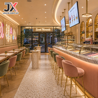 Comptoir de bar en marbre, vitrine de luxe sur mesure pour glacier, tables et banquettes, mobilier commercial pour café et magasin