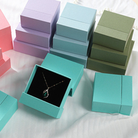 Boîte cadeau en carton avec logo personnalisé en relief et fermeture magnétique pour collier, bracelet, montre