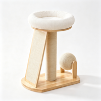 Arbre à chat ScratchSphere 72 cm en bois de caoutchouc avec plateau à gratter incliné en sisal, jouet à bille rotatif, poteau à gratter central