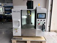 Centre d'usinage vertical CNC 3 axes VMC 215 de haute qualité avec broche motorisée pour usinage moyen et automatique