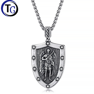 Collana con Ciondolo Geometrico Punk in Acciaio Inossidabile a Forma di Scudo di San Michele, Unisex, con Catena a Maglia, Regalo per Feste e Uso Quotidiano - Product Image 1