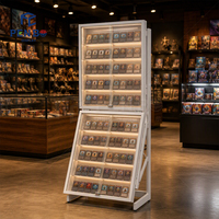 Vitrine de présentation de cartes à collectionner en métal blanc avec portes en verre, étagères à niveaux et présentoir de vente au détail autoportant à deux niveaux