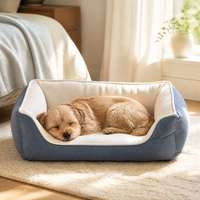 Lit pour animaux de compagnie en fibre compressible moderne avec fond antidérapant, design carré doux pour chiens, chats et petits animaux, utilisation en intérieur