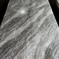Panneaux muraux en PVC gaufré de qualité supérieure - Texture authentique et résistance supérieure à l'humidité pour des intérieurs de salon élégants et sans soucis