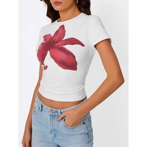 Tops cortos personalizados de primavera y verano 2025 para mujer, camisetas informales bonitas básicas, camisetas cortas de manga corta con gráfico 3D de La Reina, camisetas de moda - Product Image 3