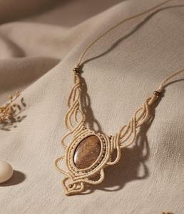 Collier en pierre naturelle fait à la main à la mode Bijoux artisanaux élégants pour femmes Parfait pour améliorer n'importe quelle tenue ou choix de style - Product Image 1