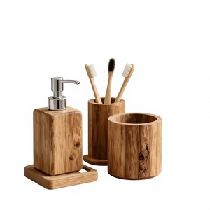 Ensemble d'accessoires de salle de bain en bois traditionnel avec des designs simples pour les maisons rustiques, les maisons de campagne et les chambres d'hôtes - Product Image 1