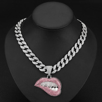 Collier pour Homme en Alliage avec Pendentif Lèvres Rouges et Chaîne Maille Cubaine, Strass Pavé, Style Hip Hop, Bijou Tendance et Audacieux, Vente en Gros