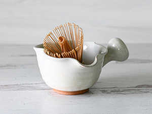 Ensemble de bols à matcha en grès minimaliste ondulé blanc Chawan en céramique écologique avec bec pour <span class=keywords><strong>accessoire</strong></span> de thé vert - Product Image 4