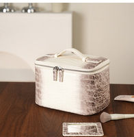 Sac de maquillage en cuir véritable à motif crocodile personnalisé, sac de toilette portable de voyage, sac de rangement de haute qualité et grande capacité